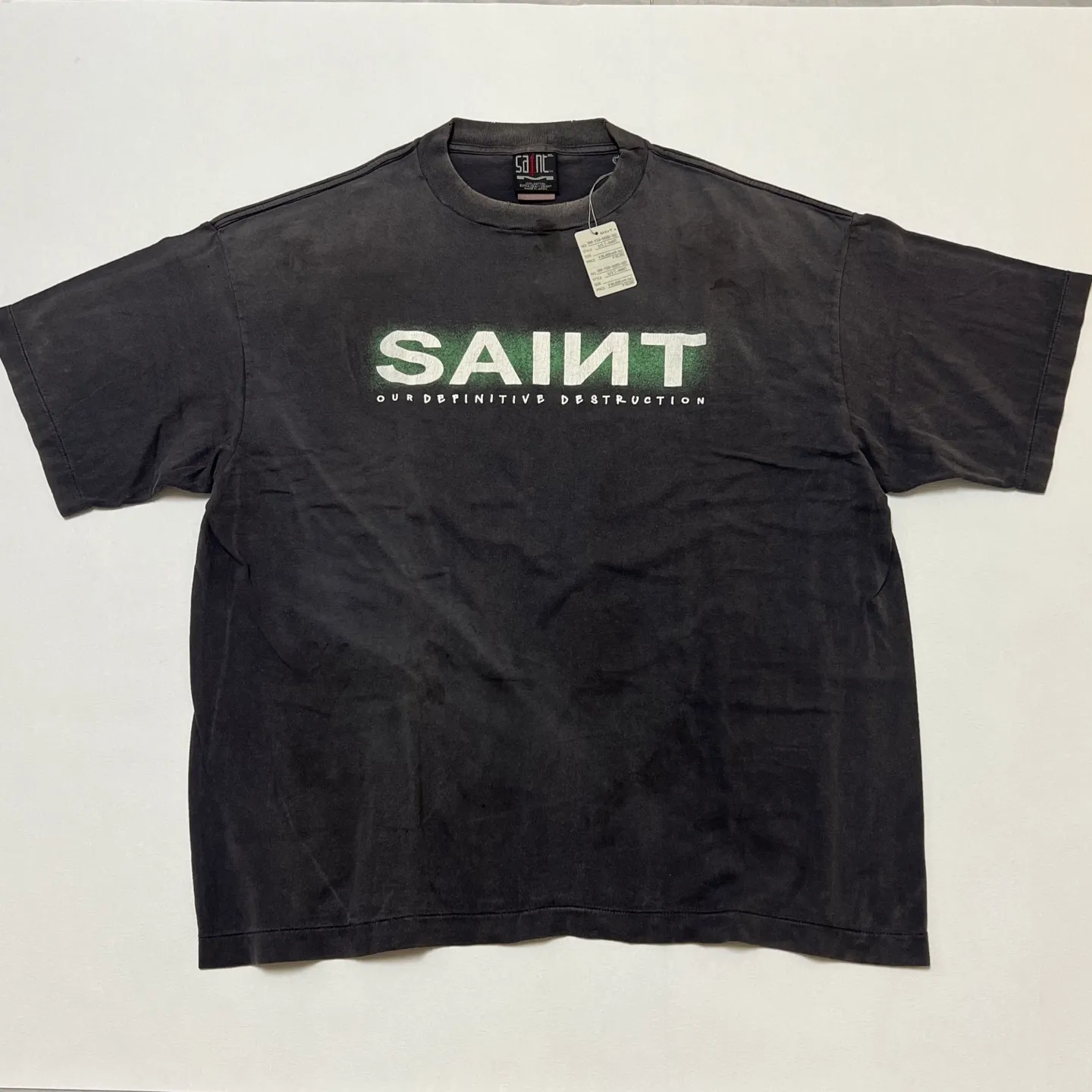 SAINT MXXXXXX SAINT SS TEE/BLK Green SAINT BOX LOGO short sleeves Washed black S-XL Look for cylindrical fabrics without side seams. Don’t buy open ones anymore. It’s boring. Assute garments are dyed. The whole piece is sprayed with horse-hair spray. Then spray it again to fade. The collar and cuffs are frayed. Many places are damaged. Authentic grade printing is restored. Accessories are complete. With little angel anti-counterfeiting label.